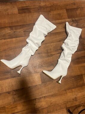Women’s White Knee High Boots US 5 Pointed Toe Kitten Heel Zip Synthetic